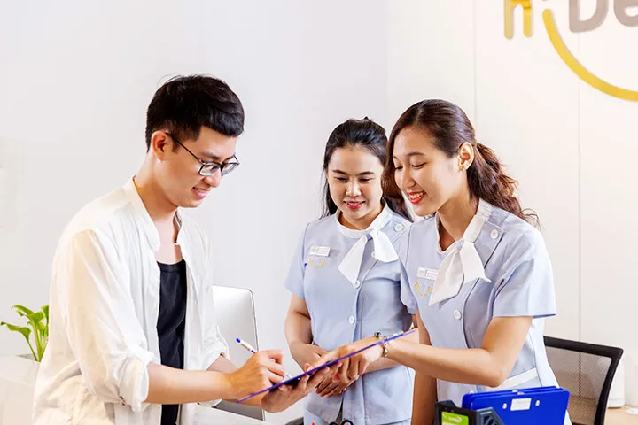 Không gian đẹp: sang trọng, thoải mái, bình yên với nhiều cây xanh, hồ nước, khoảng không trong lành giúp khách hàng có cảm giác thư giãn như đang ở trong spa. Bãi đậu xe rộng rãi cho cả xe hơi.