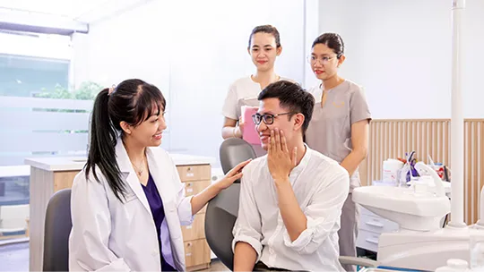 Máy móc, trang thiết bị hiện đại: được nhập khẩu từ Châu Âu với thiết kế sang trọng, giúp quá trình điều trị được nhanh gọn & thoải mái hơn.